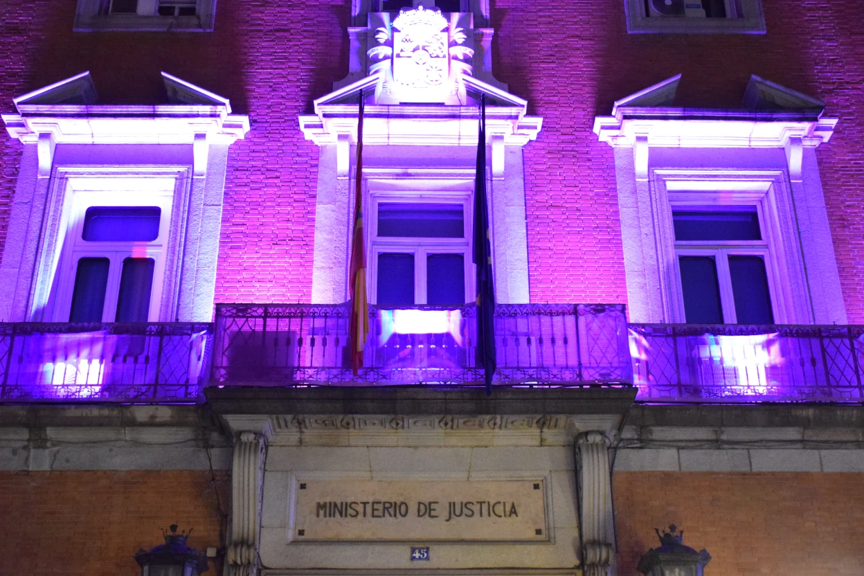 Ministerio de Justicia iluminado de morado con motivo del 8-M