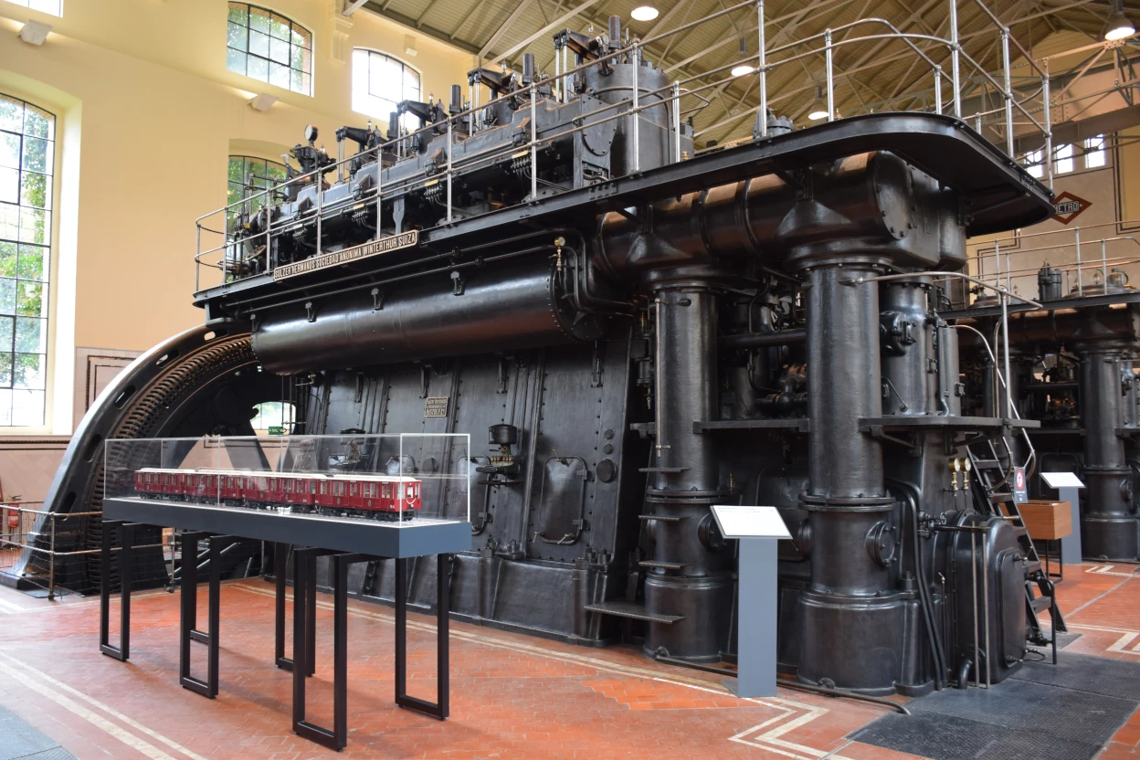 Uno de los generadores de electricidad de la nave de motores de Pacífico